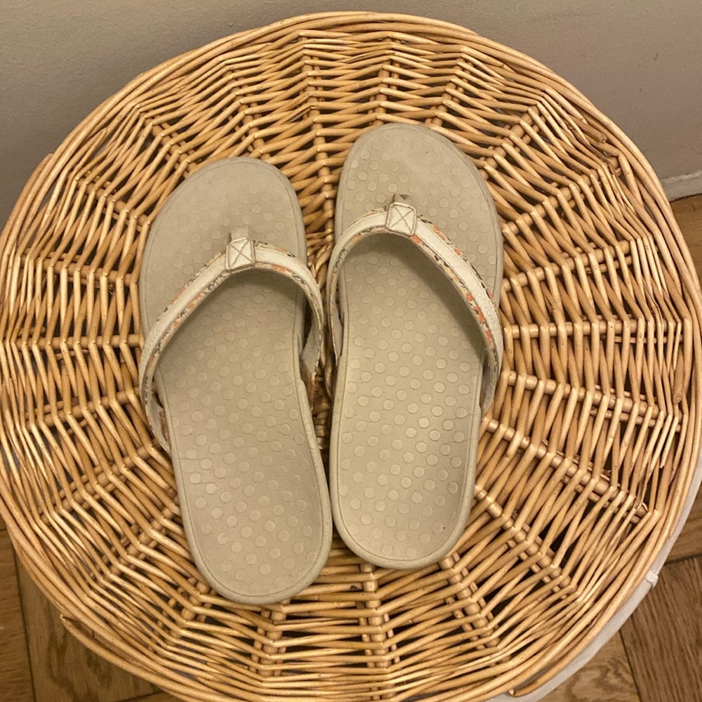 Vionic Leather Thong Sandals - Tide II